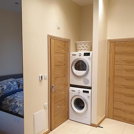 London Luxury Apartments 3 Bedroom Sleeps 8 With 3 Bathrooms 5 Mins Walk To Tube Station Free Parking Ilford Exterior photo