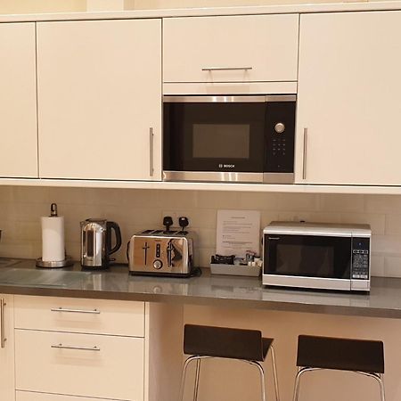 London Luxury Apartments 3 Bedroom Sleeps 8 With 3 Bathrooms 5 Mins Walk To Tube Station Free Parking Ilford Exterior photo