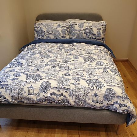 London Luxury Apartments 3 Bedroom Sleeps 8 With 3 Bathrooms 5 Mins Walk To Tube Station Free Parking Ilford Exterior photo