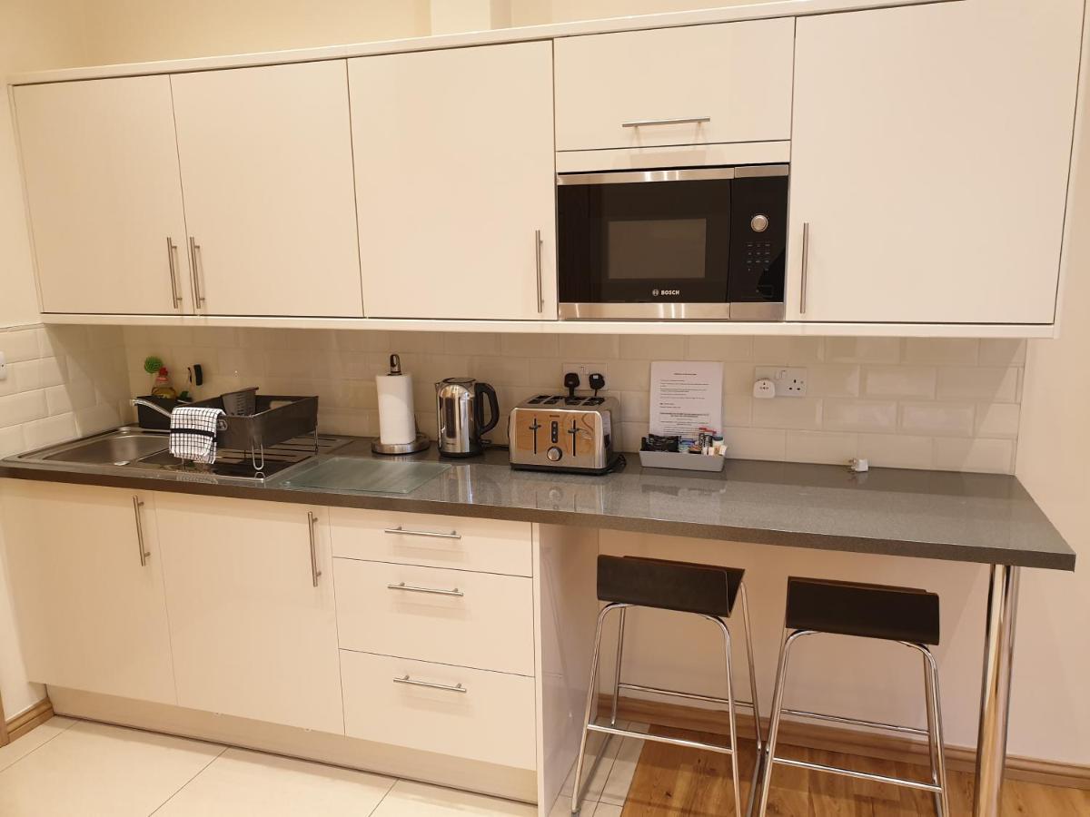 London Luxury Apartments 3 Bedroom Sleeps 8 With 3 Bathrooms 5 Mins Walk To Tube Station Free Parking Ilford Exterior photo