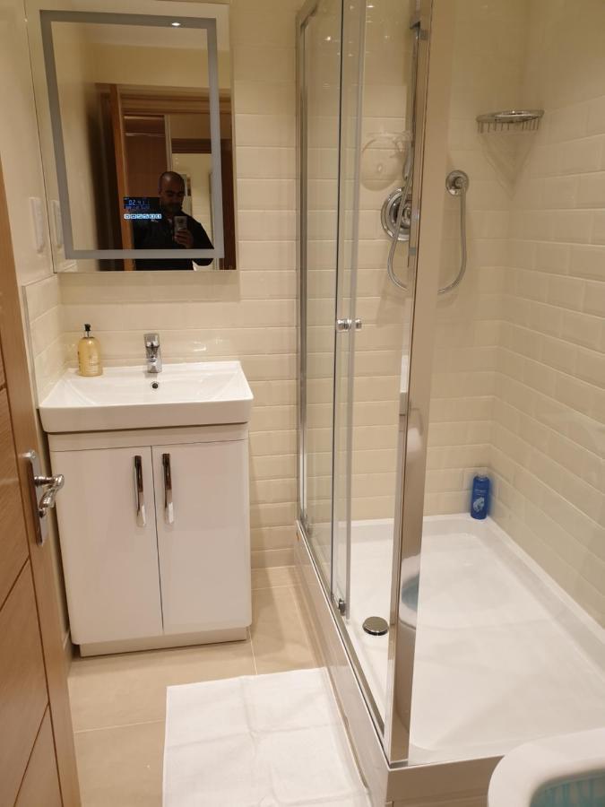London Luxury Apartments 3 Bedroom Sleeps 8 With 3 Bathrooms 5 Mins Walk To Tube Station Free Parking Ilford Exterior photo