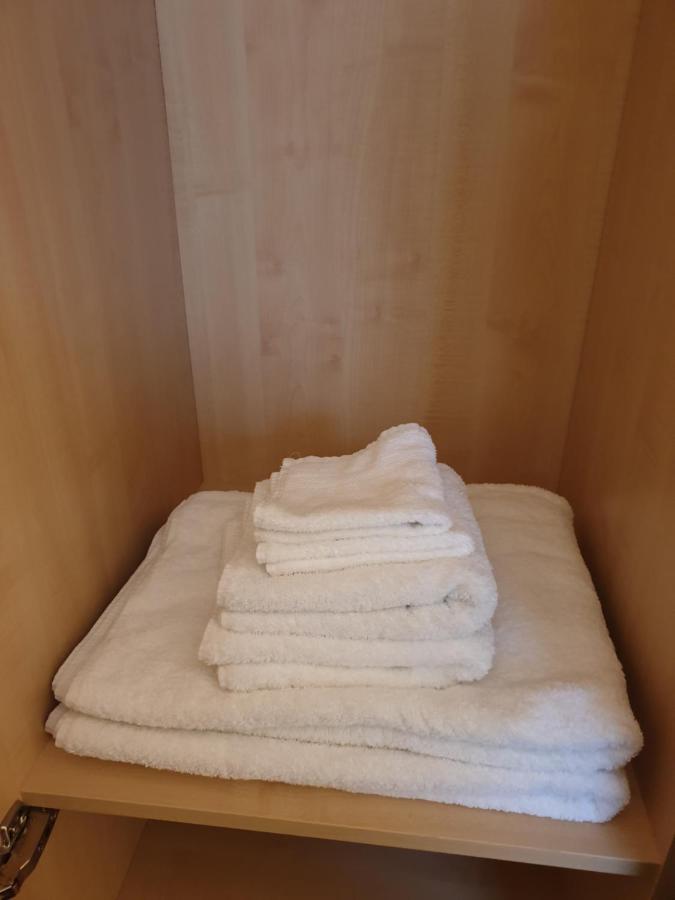 London Luxury Apartments 3 Bedroom Sleeps 8 With 3 Bathrooms 5 Mins Walk To Tube Station Free Parking Ilford Exterior photo