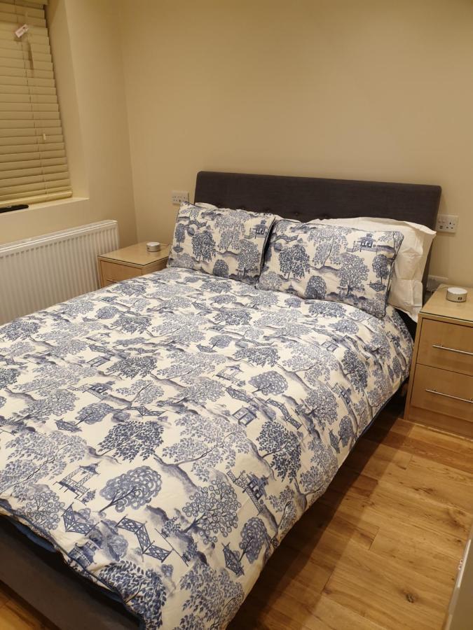 London Luxury Apartments 3 Bedroom Sleeps 8 With 3 Bathrooms 5 Mins Walk To Tube Station Free Parking Ilford Exterior photo
