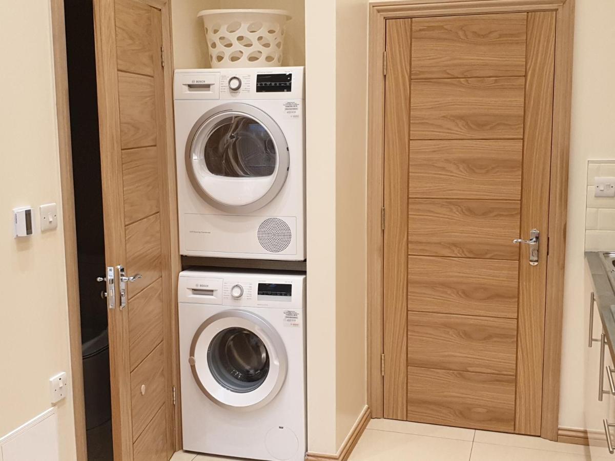 London Luxury Apartments 3 Bedroom Sleeps 8 With 3 Bathrooms 5 Mins Walk To Tube Station Free Parking Ilford Exterior photo