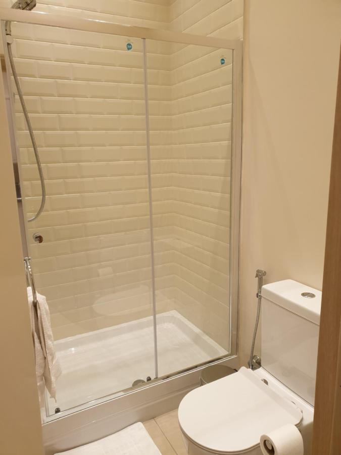 London Luxury Apartments 3 Bedroom Sleeps 8 With 3 Bathrooms 5 Mins Walk To Tube Station Free Parking Ilford Exterior photo
