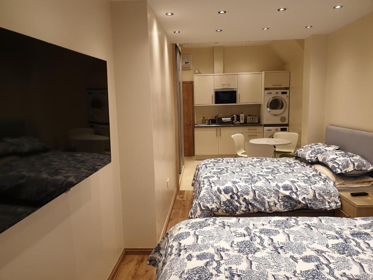 London Luxury Apartments 3 Bedroom Sleeps 8 With 3 Bathrooms 5 Mins Walk To Tube Station Free Parking Ilford Exterior photo