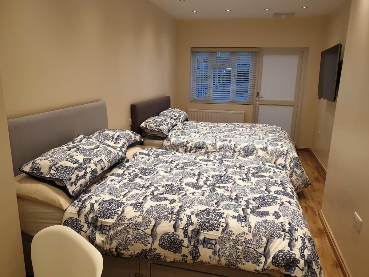 London Luxury Apartments 3 Bedroom Sleeps 8 With 3 Bathrooms 5 Mins Walk To Tube Station Free Parking Ilford Exterior photo