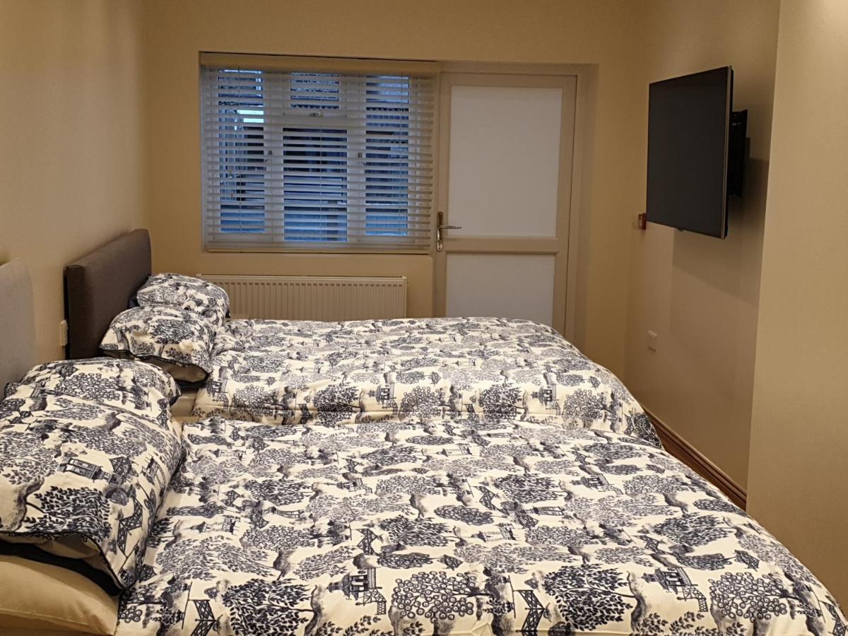 London Luxury Apartments 3 Bedroom Sleeps 8 With 3 Bathrooms 5 Mins Walk To Tube Station Free Parking Ilford Exterior photo