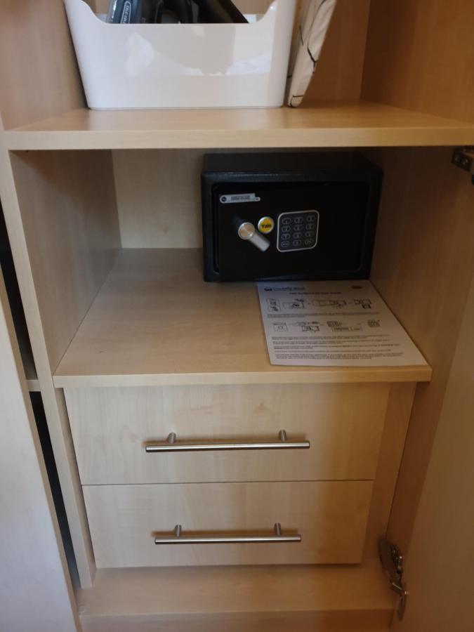 London Luxury Apartments 3 Bedroom Sleeps 8 With 3 Bathrooms 5 Mins Walk To Tube Station Free Parking Ilford Exterior photo