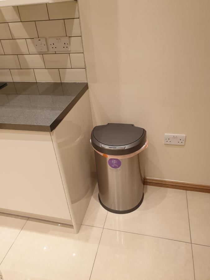 London Luxury Apartments 3 Bedroom Sleeps 8 With 3 Bathrooms 5 Mins Walk To Tube Station Free Parking Ilford Exterior photo