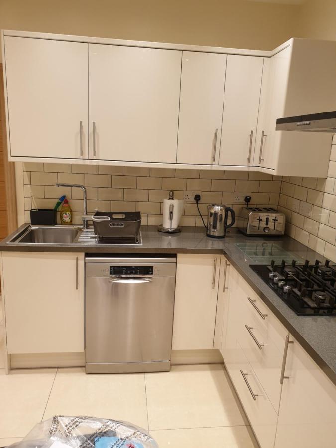 London Luxury Apartments 3 Bedroom Sleeps 8 With 3 Bathrooms 5 Mins Walk To Tube Station Free Parking Ilford Exterior photo