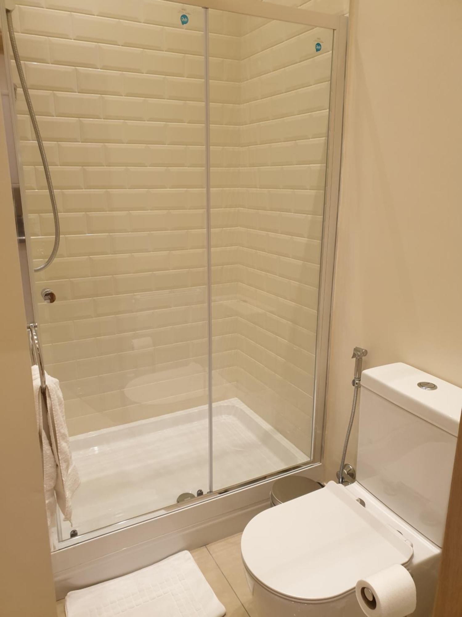 London Luxury Apartments 3 Bedroom Sleeps 8 With 3 Bathrooms 5 Mins Walk To Tube Station Free Parking Ilford Exterior photo