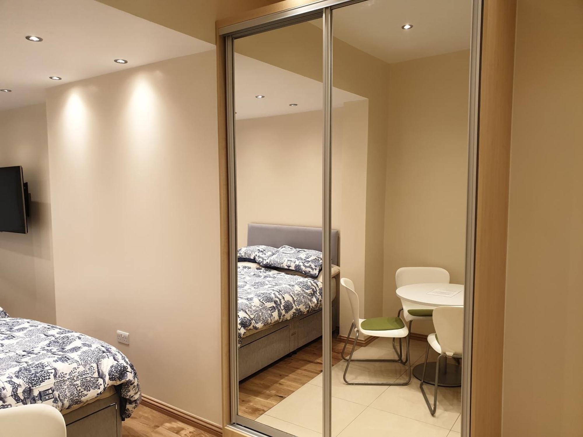 London Luxury Apartments 3 Bedroom Sleeps 8 With 3 Bathrooms 5 Mins Walk To Tube Station Free Parking Ilford Exterior photo