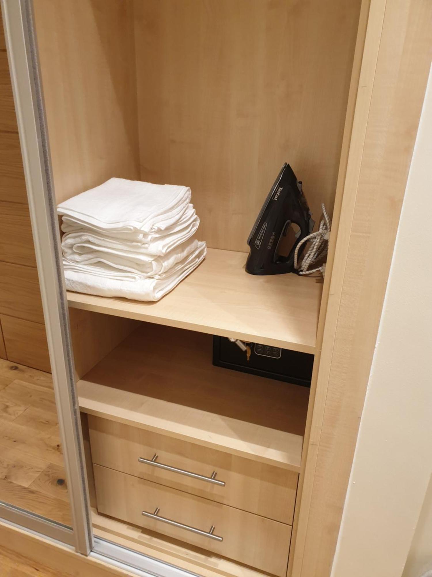 London Luxury Apartments 3 Bedroom Sleeps 8 With 3 Bathrooms 5 Mins Walk To Tube Station Free Parking Ilford Exterior photo