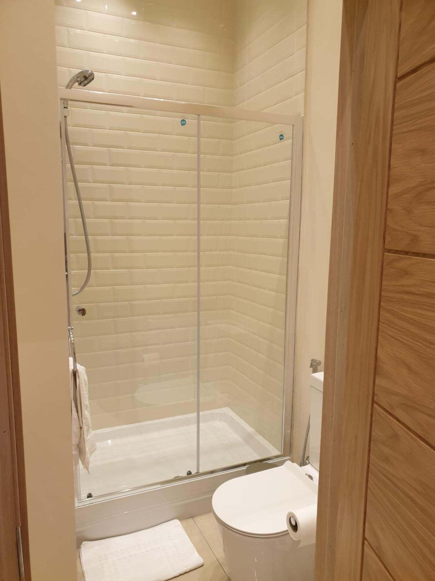 London Luxury Apartments 3 Bedroom Sleeps 8 With 3 Bathrooms 5 Mins Walk To Tube Station Free Parking Ilford Exterior photo