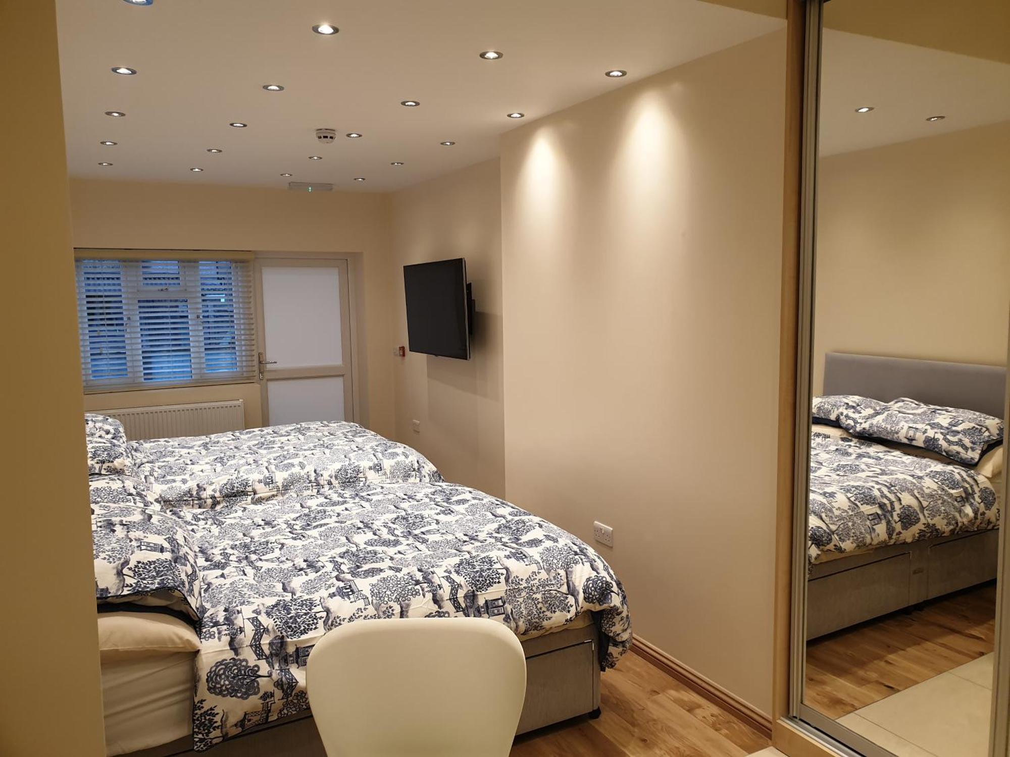 London Luxury Apartments 3 Bedroom Sleeps 8 With 3 Bathrooms 5 Mins Walk To Tube Station Free Parking Ilford Exterior photo