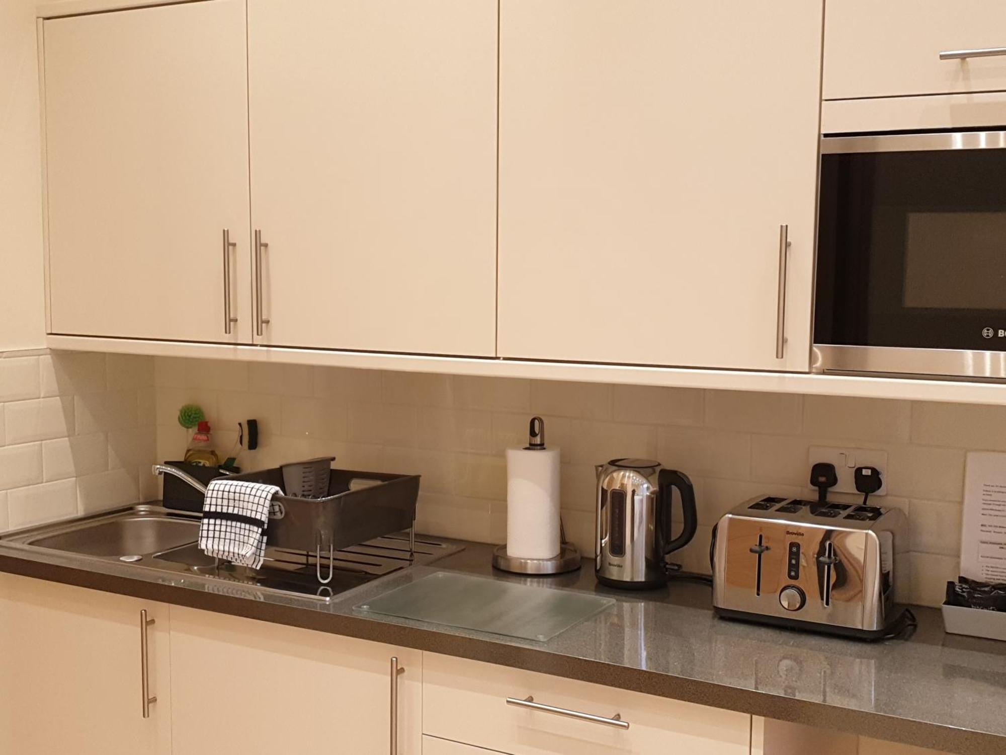 London Luxury Apartments 3 Bedroom Sleeps 8 With 3 Bathrooms 5 Mins Walk To Tube Station Free Parking Ilford Exterior photo