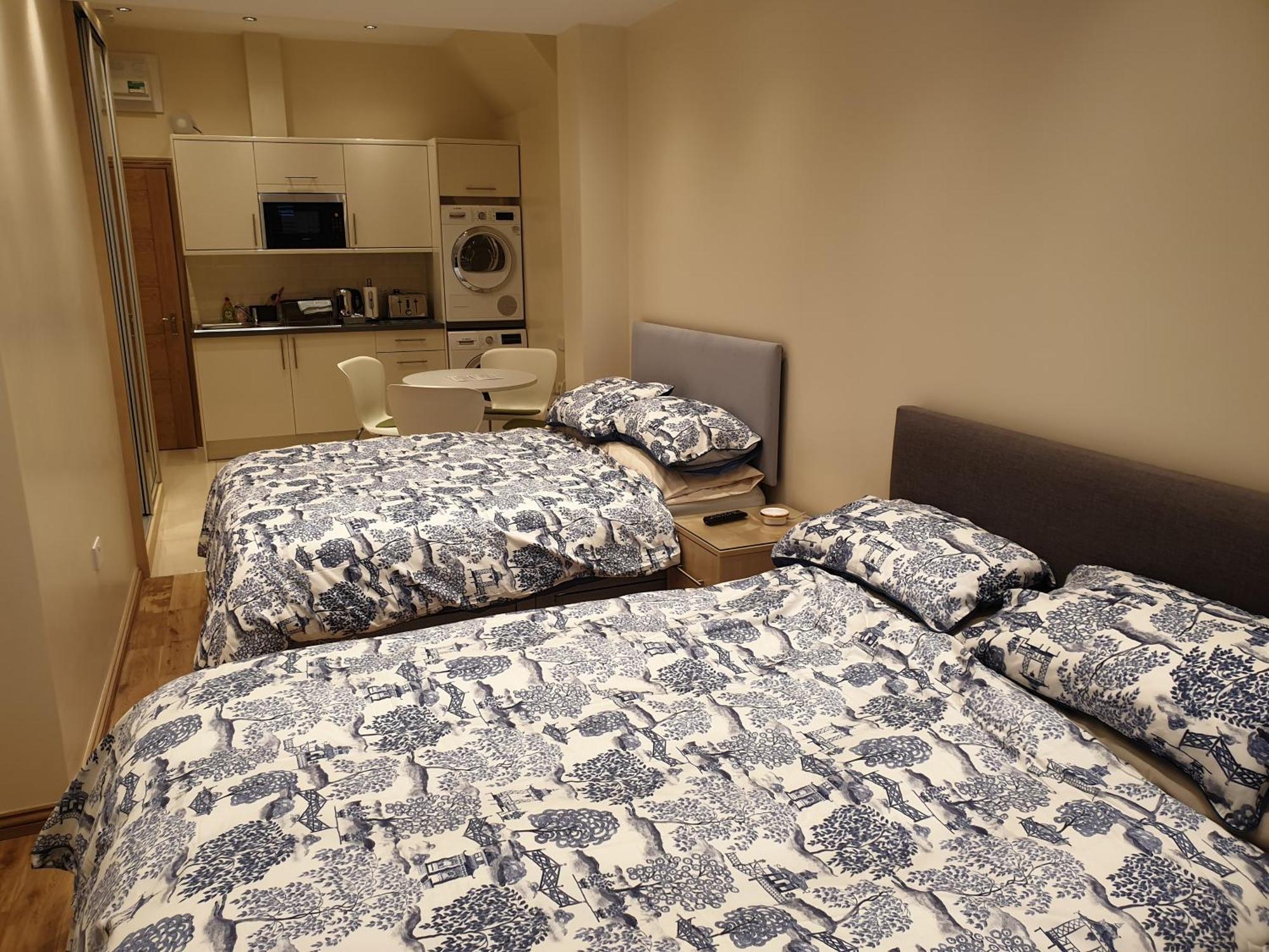 London Luxury Apartments 3 Bedroom Sleeps 8 With 3 Bathrooms 5 Mins Walk To Tube Station Free Parking Ilford Exterior photo