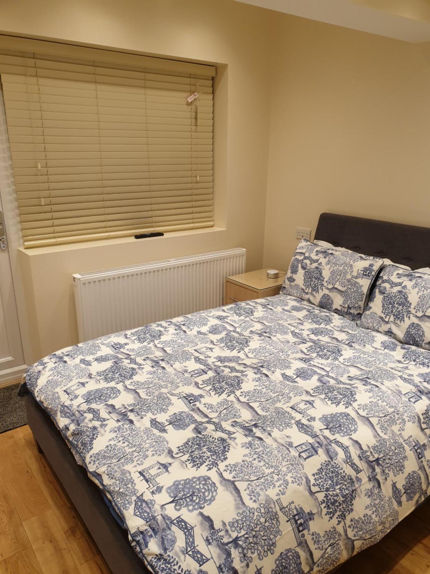 London Luxury Apartments 3 Bedroom Sleeps 8 With 3 Bathrooms 5 Mins Walk To Tube Station Free Parking Ilford Exterior photo